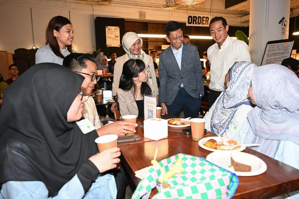 (Berdiri dari kanan) Menteri Negara Kanan (Penerangan dan Pembangunan Digital merangkap Pembangunan Negara), Encik Tan Kiat How; penerima Anugerah Jauhari 2010, Encik Shafie Shamsuddin; dan Editor Audiens dan Perkembangan BH, Cik Norhaiza Hashim, berinteraksi bersama belia yang hadir untuk sesi keenam Siri Jauhari di kafe (working title) di Maktab Seni Lasalle.