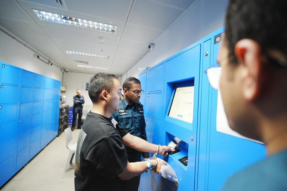 Tahanan akan menyimpan barangan mereka dalam loker biometrik. Hanya tahanan sahaja yang mempunyai akses kepada loker ini melalui pengesanan cap jari mereka. Loker biometrik ini merupakan salah satu teknologi yang digunakan di SCLU.