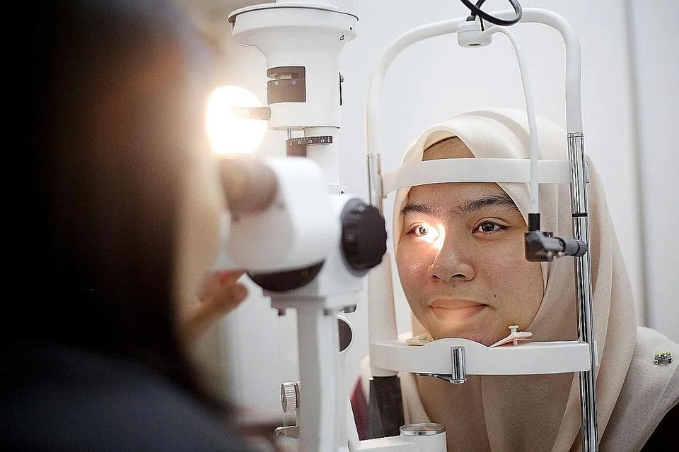 JALANI PEMERIKSAAN MATA: Segera dapatkan rawatan jika menghadapi masalah yang menjejas penglihatan anda. 