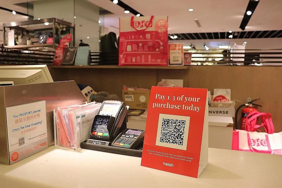 BELI DENGAN BERHUTANG: Wadah 'beli sekarang, bayar kemudian' atau 'Buy Now, Pay Later' (BNPL) juga ditawarkan apabila pelanggan membeli di kedai fizikal. - Foto HOOLAH