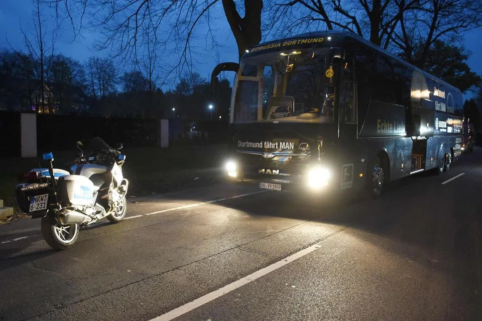 SERANGAN GANAS: Bas yang membawa pasukan bola sepak Borussia Dortmund mengalami kerosakan selepas satu letupan berlaku kira-kira 10km dari stadium menjelang perlawanan suku akhir pertama Liga Juara-Juara menentang kelab Monaco di barat Jerman. - Foto AFP