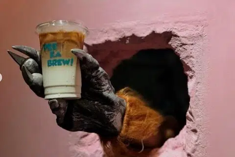 Konsep ‘tangan raksasa’ yang menghulurkan pesanan kepada pelanggan menerusi lubang pada dinding kedai di Arab Street.