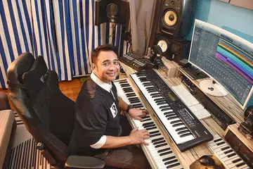HARGAI SETIAP PELUANG: Selama lebih dua dekad menebarkan kemahiran dan kepakaran muzik, penggubah lagu dan penulis lirik, Mayuni Omar, belajar erti kerja keras, kerendahan dan keikhlasan hati melaksanakan pelbagai projek seni di peringkat kebangsaan, serantau atau dunia. - Foto BH oleh DESMOND WEE