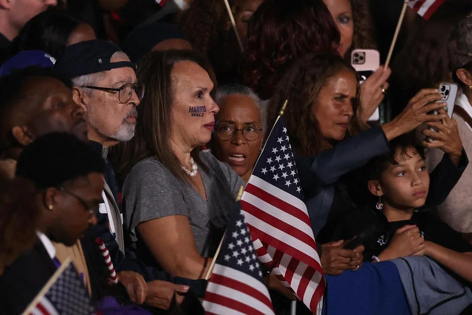 Para hadirin memberi reaksi semasa keputusan awal pilihan raya diumumkan pada acara yang dianjurkan oleh calon presiden Demokrat, Cik Kamala Harris, pada Malam Pilihan Raya, di Universiti Howard, Washington, pada 5 November 2024. 