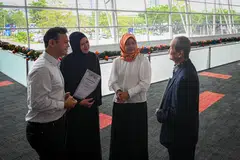 RAMAH MESRA: (Dari paling kiri) Menteri Negara Kanan (Pertahanan merangkap Tenaga Manusia), Encik Zaqy Mohamad, berinteraksi dengan penerima Anugerah Tutor Cemerlang, Cik Anggreini Hamid; Ketua Pegawai Eksekutif Yayasan Mendaki, Cik Zuraidah Abdullah; dan penerima Anugerah Sumbangan Cemerlang, Encik Siah Nah Nam.
