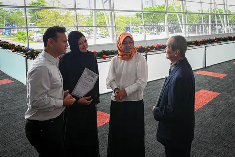 RAMAH MESRA: (Dari paling kiri) Menteri Negara Kanan (Pertahanan merangkap Tenaga Manusia), Encik Zaqy Mohamad, berinteraksi dengan penerima Anugerah Tutor Cemerlang, Cik Anggreini Hamid; Ketua Pegawai Eksekutif Yayasan Mendaki, Cik Zuraidah Abdullah; dan penerima Anugerah Sumbangan Cemerlang, Encik Siah Nah Nam.