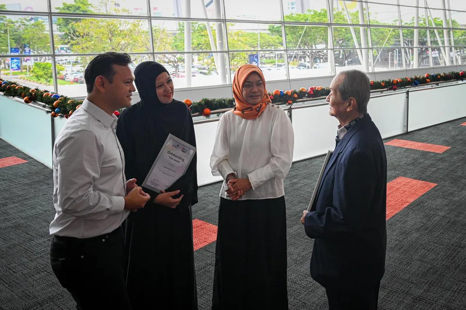 RAMAH MESRA: (Dari paling kiri) Menteri Negara Kanan (Pertahanan merangkap Tenaga Manusia), Encik Zaqy Mohamad, berinteraksi dengan penerima Anugerah Tutor Cemerlang, Cik Anggreini Hamid; Ketua Pegawai Eksekutif Yayasan Mendaki, Cik Zuraidah Abdullah; dan penerima Anugerah Sumbangan Cemerlang, Encik Siah Nah Nam.