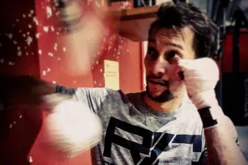 GIGIH BERLATIH: Hamzah gigih menjalani latihan dalam usaha mengekalkan rekod tanpa kalahnya apabila tampil dalam paertarungan utama bersama The Ring Fighting Championship (TRFC) pada Jumaat ini. - Foto THE RING BOXING COMMUNITY