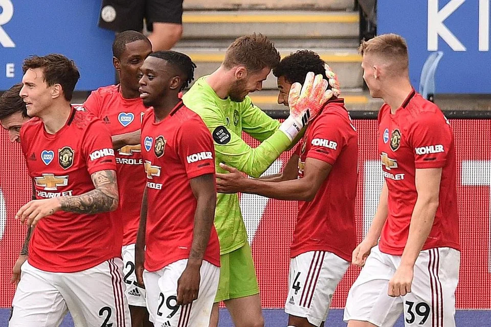 RAI KEMENANGAN: Penjaga gol Manchester United David de Gea (baju hijau) mengucapkan tahniah kepada Jesse Lingard setelah Lingard menjaringkan gol kedua mereka semasa perlawanan menentang Leicester City di King Power Stadium di Leicester. - Foto AFP