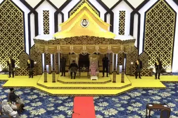11 ADUN mengangkat sumpah sebagai EXCO pada Istiadat Angkat Sumpah Jawatan dan Taat Setia serta Sumpah Simpan Rahsia Ahli-Ahli Majlis Mesyuarat Kerajaan Negeri Melaka hari ini. - Foto BERNAMA