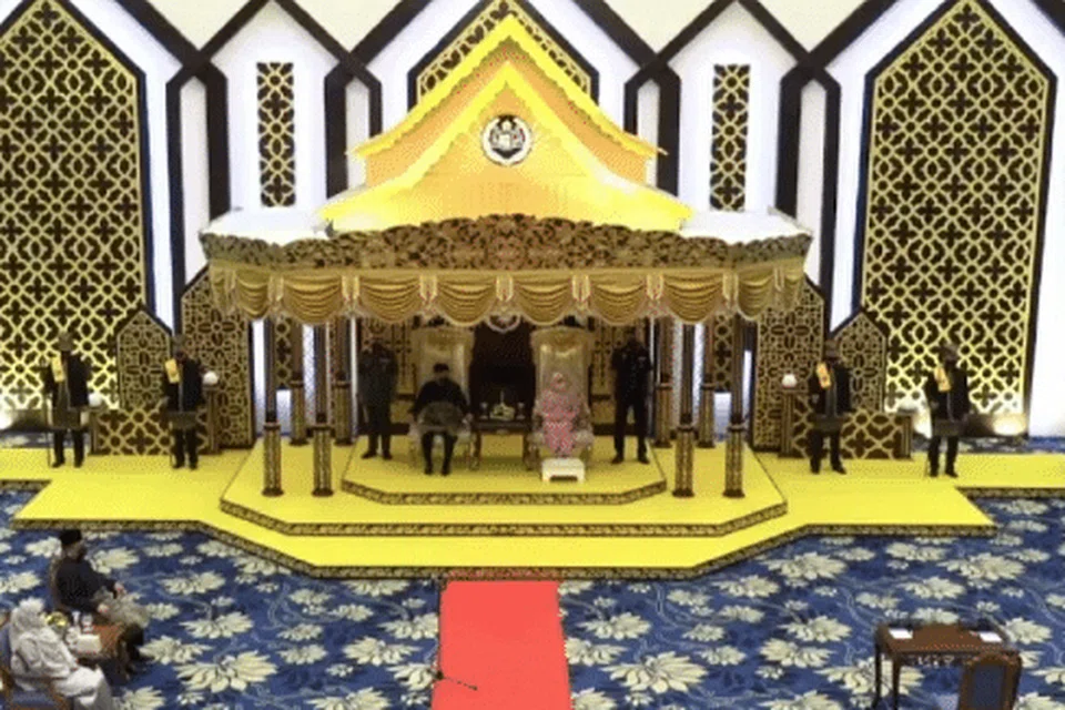 11 ADUN mengangkat sumpah sebagai EXCO pada Istiadat Angkat Sumpah Jawatan dan Taat Setia serta Sumpah Simpan Rahsia Ahli-Ahli Majlis Mesyuarat Kerajaan Negeri Melaka hari ini. - Foto BERNAMA