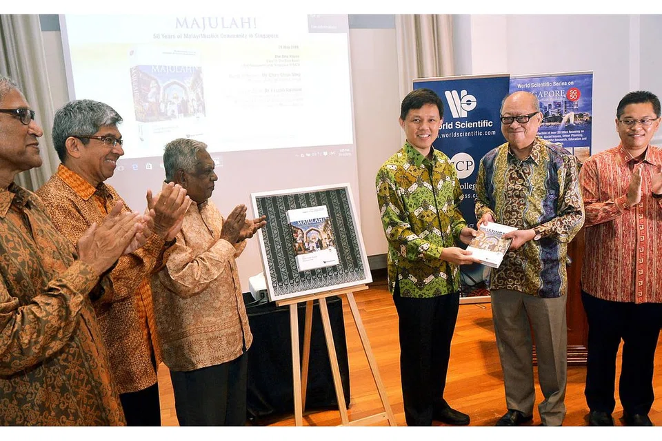 SUSURI SEJARAH: Pelancaran buku 'Majulah! 50 Years of Malay/Muslim Community in Singapore' dihadiri (dari kiri) Encik Zainul; Dr Yaacob; mantan Presiden S R Nathan; Encik Chan; pengerusi World Scientific, Profesor Phua Kok Khoo; dan Dr Norshahril. - Foto KHALID BABA