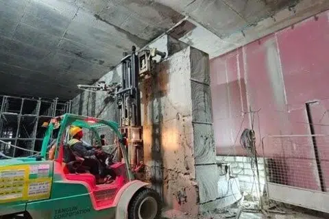 Bagi menghubungkan peluasan Depoh Kim Chuan (KCDe) dengan depoh asal, sebahagian dinding di tingkat Bawah Tanah 1 dan 2 dirobohkan dengan teliti. Kerja-kerja pengubahsuaian itu turut melibatkan pengukuhan papak bumbung bagi menjamin integriti struktur keseluruhan. Segenap usaha itu dilaksanakan tatkala depoh asal terus beroperasi sepenuhnya tanpa sebarang gangguan perkhidmatan.