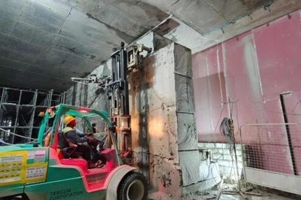 Bagi menghubungkan peluasan Depoh Kim Chuan (KCDe) dengan depoh asal, sebahagian dinding di tingkat Bawah Tanah 1 dan 2 dirobohkan dengan teliti. Kerja-kerja pengubahsuaian itu turut melibatkan pengukuhan papak bumbung bagi menjamin integriti struktur keseluruhan. Segenap usaha itu dilaksanakan tatkala depoh asal terus beroperasi sepenuhnya tanpa sebarang gangguan perkhidmatan.