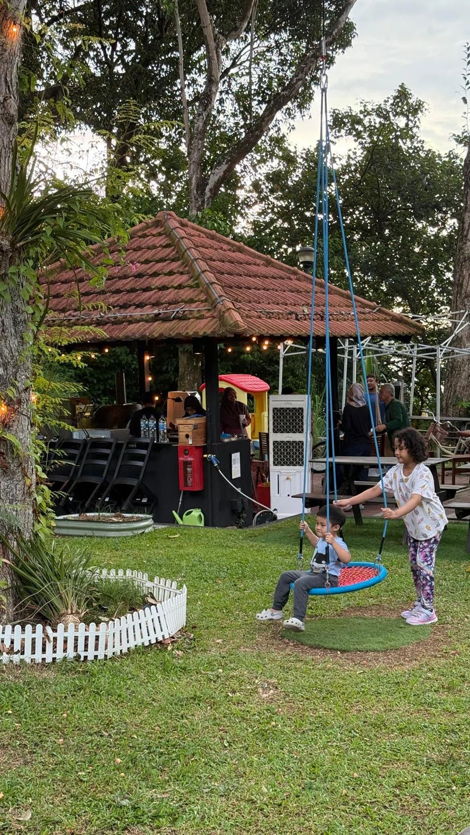 Kanak-kanak boleh main buaian di luar House of Melissa Evelin.