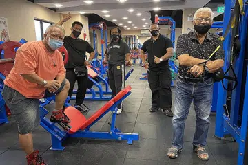 BERKUMPUL UNTUK BERI SOKONGAN: Bekas juara-juara bina badan dunia, serantau dan setempat (dari kanan) Rohmat Juraimi, yang pernah menguasai pentas dunia sebagai Mr Universe dan World Best Poser (Peraga Terbaik Dunia); Abdul Halim Haron, pemenang pingat emas Sukan Asia Busan 2002; Said Suib, juara tiga kali Sukan SEA 1993, 1995 dan 1997; Ramlan Ramli, juara Komanwel; dan Ibrahim Sihat, yang memenangi pelbagai kejuaraan di peringkat Asia dan Asia Tenggara, berkumpul di Silverback Gym di Aljunied Road untuk melahirkan pandangan mengenai sukan bina badan setempat dan memberi sokongan kepada usaha Persatuan bagi Sukan Bina Badan dan Susuk Badan (Singapura) mengembalikan kegemilangan sukan itu. - Foto BM oleh ISMAIL ALI