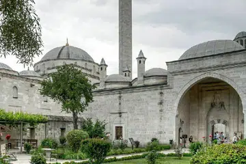 Kompleks Sultan Bayezid II di Edirne, Turkey yang dibina pada 1488, mempunyai pelbagai kemudahan termasuk masjid, pejabat dan kawasan penyimpanan makanan. Namun fungsi paling utama kompleks ini ialah ia menempatkan hospital dan Kolej Perubatan yang mengamalkan sains perubatan Islam pada waktu itu. Ia kini dijadikan muzium.