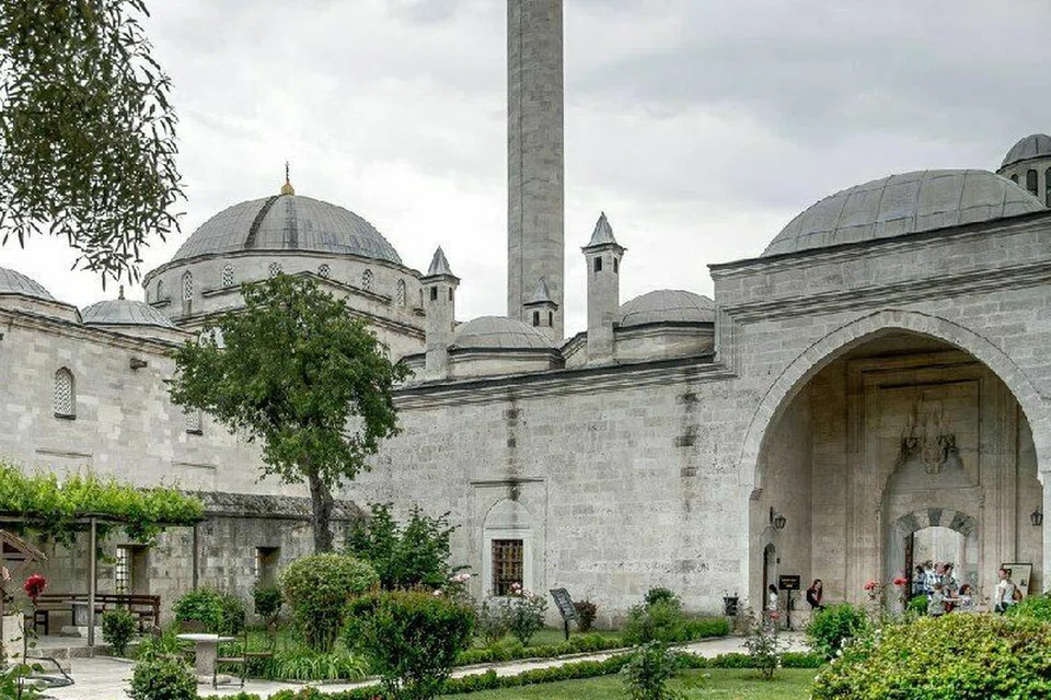 Kompleks Sultan Bayezid II di Edirne, Turkey yang dibina pada 1488, mempunyai pelbagai kemudahan termasuk masjid, pejabat dan kawasan penyimpanan makanan. Namun fungsi paling utama kompleks ini ialah ia menempatkan hospital dan Kolej Perubatan yang mengamalkan sains perubatan Islam pada waktu itu. Ia kini dijadikan muzium.