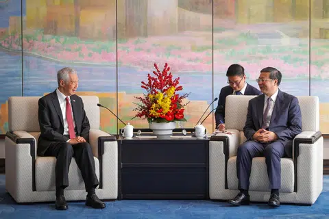 Menteri Kanan, Encik Lee Hsien Loong (kiri), mengadakan pertemuan dengan Setiausaha Jawatankuasa Parti Komunis China bagi Wilayah Perbandaran Shanghai, Encik Chen Jining, di Shanghai pada 28 November.