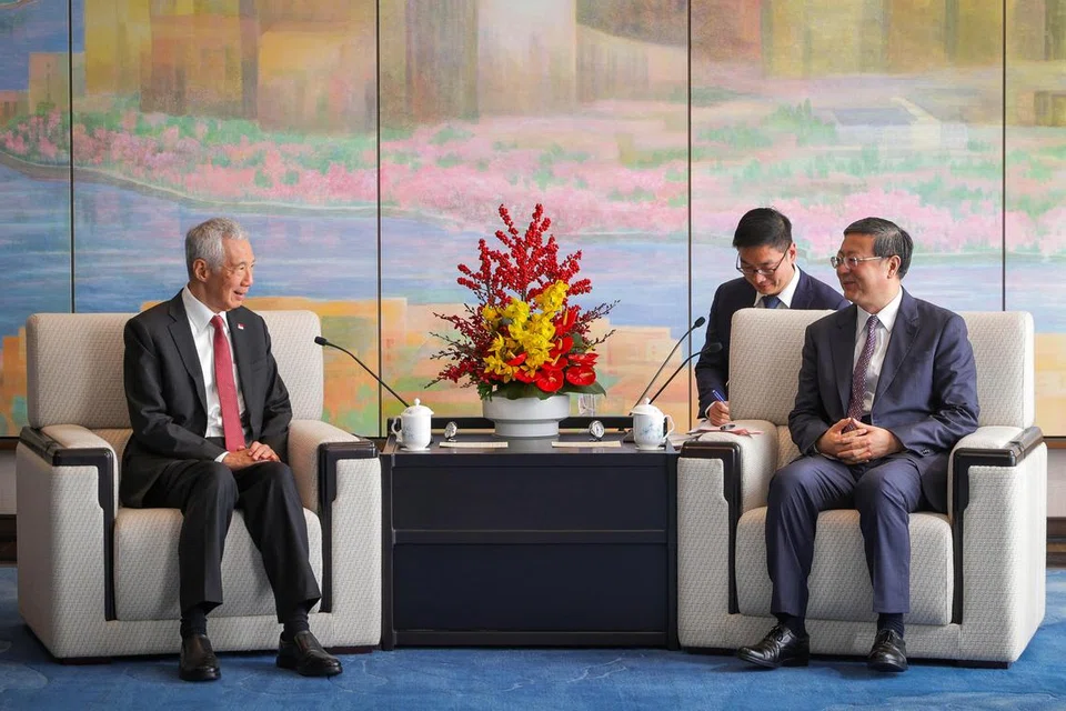 Menteri Kanan, Encik Lee Hsien Loong (kiri), mengadakan pertemuan dengan Setiausaha Jawatankuasa Parti Komunis China bagi Wilayah Perbandaran Shanghai, Encik Chen Jining, di Shanghai pada 28 November.