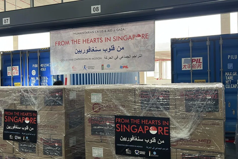 Dua kontena sebesar 40 kaki mengandungi bekalan bantuan kemanusiaan di Gudang Pacific International Lines di Singapura pada Disember 2024.