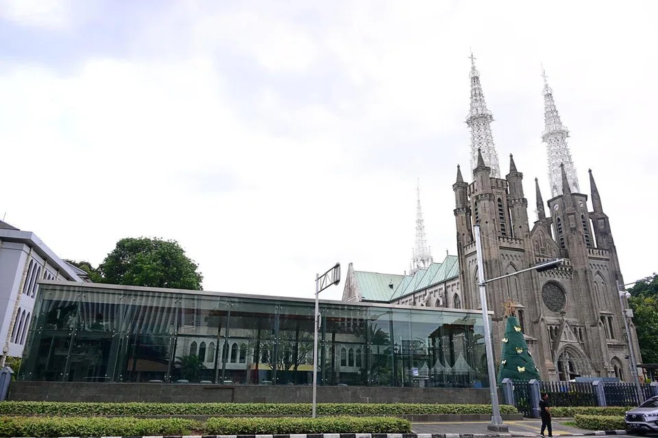 Masjid Istiqlal dan Katedral Jakarta, kini dihubungkan melalui Terowong Silaturahim, sebuah lorong bawah tanah yang dibina untuk memupuk keharmonian dan toleransi antara penganut agama. 
