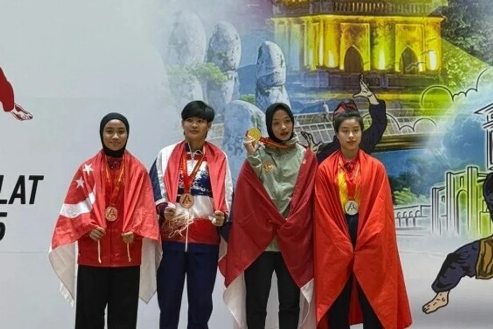 Aniqah (kiri) merangkul tempat ketiga bersama di Kejohanan Pencak Silat Asia pada Julai 2025 di Vietnam.