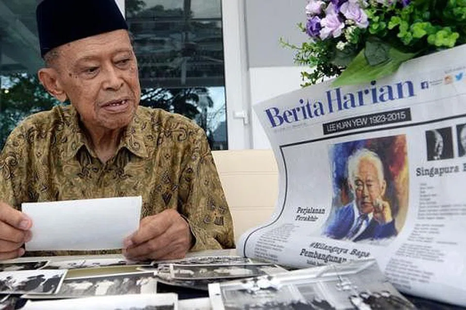SAHABAT DISANJUNG: Encik Othman Wok menatapi gambar-gambar lama beliau bersama mendiang Encik Lee Kuan Yew yang beliau sifatkan sebagai sahabat rapatnya.