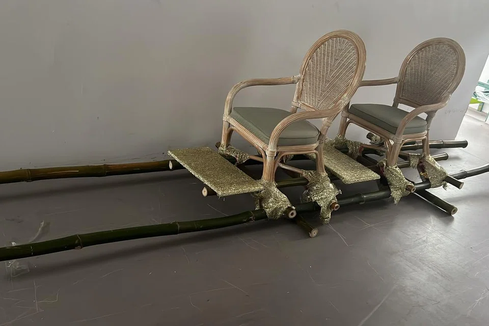 SIAP SEDIA: Tandu usung pengantin kelihatan sudah siap dilengkapkan beberapa batang kayu buluh dan dua kerusi rotan.