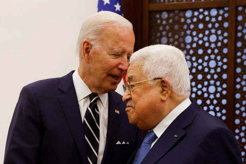 Encik Joe Biden (kiri) bertemu dengan presiden pihak berkuasa Palestin, Encik Mahmoud Abbas. 