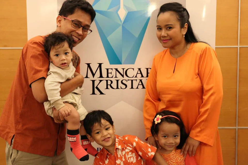 SEKELUARGA MERAIKAN: Majlis penyampaian hadiah Mencari Kristal telah dimeriahkan lagi oleh anggota keluarga peserta yang datang untuk menyokong. Salah seorang finalis peraduan, Cik Tuty Alawiyah Isnin, hadir bersama suami dan tiga anaknya. - Foto SITI AISYAH NORDIN