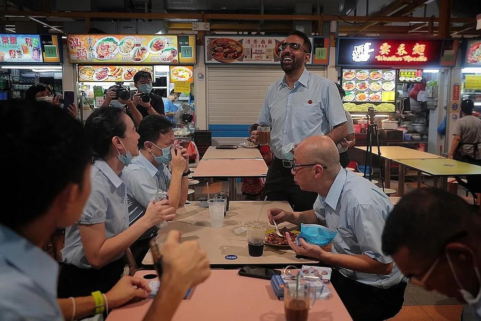 BERSAMA PASUKAN WP DI EAST COAST: Encik Pritam Singh berbual dengan calon WP di GRC East Coast yang berehat seketika setelah mengunjungi pasar di Blok 85 Bedok North Street 4, termasuk (dari kiri) Encik Kenneth Foo, Cik Nicole Seah, Encik Dylan Ng dan Encik Terence Tan. Seorang lagi anggota pasukan itu ialah Encik Abdul Shariff Aboo Kassim. - Foto BH oleh JASON QUAH
