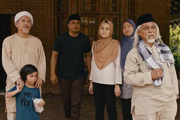 KELUARGA TERJERAT DENGAN MISTERI ALMARI: Filem seram yang dijayakan pelakon berkaliber seperti Hasnul Rahmat (kiri), Adi Putra (dua dari kiri) dan Wan Hanafi Su (kanan) berunsur peringatan dan membuat anda tertanya-tanya apakah penyebab keluarga ini sering dihantui hantu jerangkung dalam almari. Bersama mereka adalah pelakon kanak-kanak, Isaac Iman, Sophia Albarakbah (tiga dari kanan) dan Anne Abdullah. - Foto AKID PRODUCTIONS SDN BHD