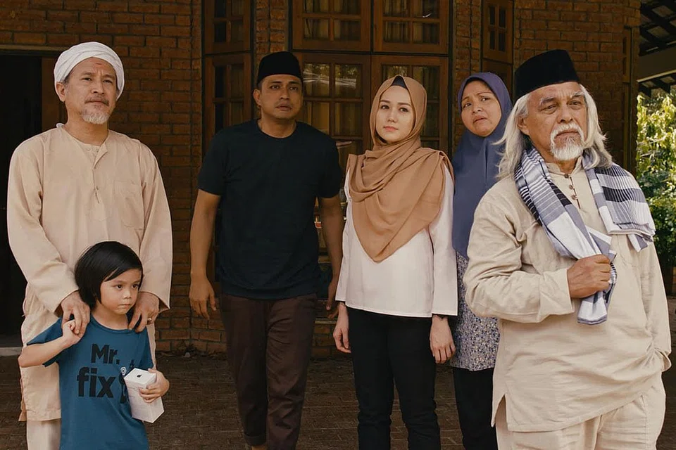 KELUARGA TERJERAT DENGAN MISTERI ALMARI: Filem seram yang dijayakan pelakon berkaliber seperti Hasnul Rahmat (kiri), Adi Putra (dua dari kiri) dan Wan Hanafi Su (kanan) berunsur peringatan dan membuat anda tertanya-tanya apakah penyebab keluarga ini sering dihantui hantu jerangkung dalam almari. Bersama mereka adalah pelakon kanak-kanak, Isaac Iman, Sophia Albarakbah (tiga dari kanan) dan Anne Abdullah. - Foto AKID PRODUCTIONS SDN BHD