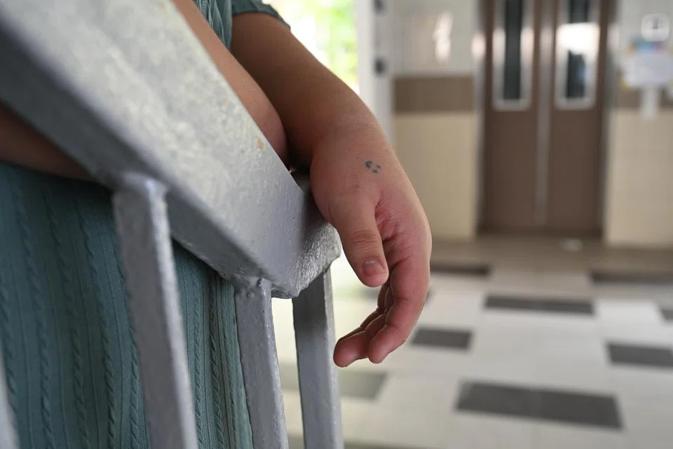 Tatu berbentu ‘smiley face’ pada tangan kiri Razali (bukan nama sebenar) dibuat oleh kawannya menggunakan dakwat pena dan jarum peniti.