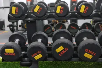 Latihan angkat berat bukan sekadar membina otot, malah membantu mengekalkan kekuatan dan mobiliti apabila usia semakin meningkat.