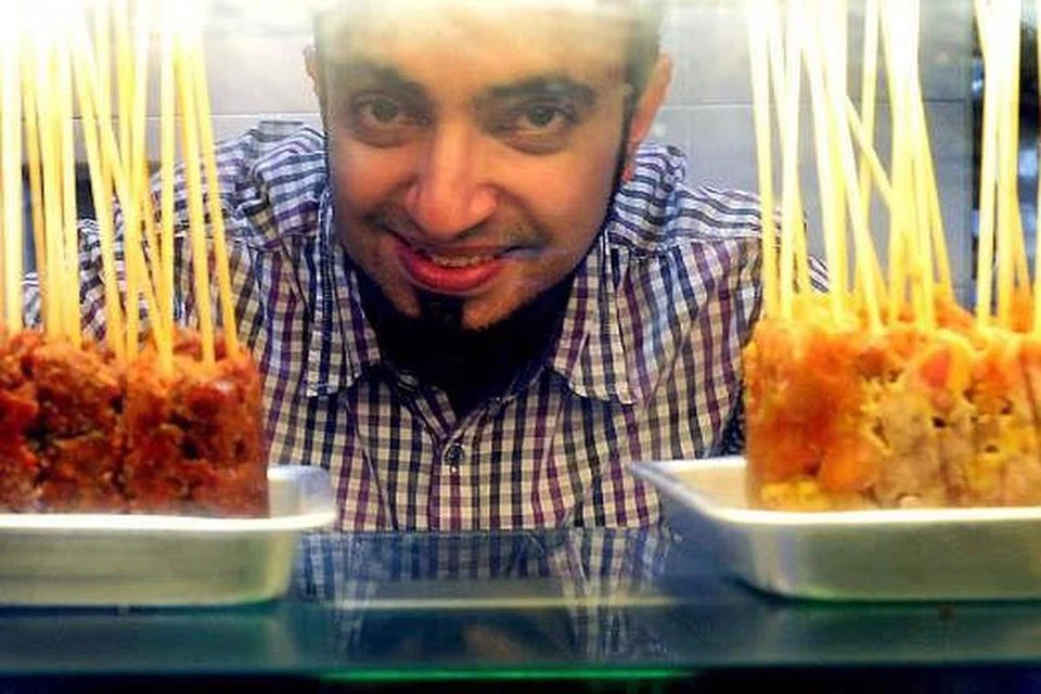 NAK YANG MANA?: Dr Abdul Qader merupakan seorang peniaga sate pada sebelah malam sekembalinya daripada tugas sebagai seorang penyelidik. - Foto TAUFIK A. KADER