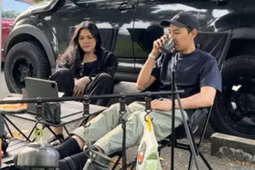 SANTAI: Encik Muhammad Syafiq Masod (kanan), yang meminati kegiatan luar, suka berkelah di tepi jalan bersama rakan-rakannya. 