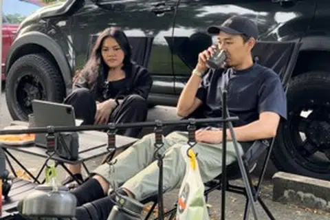 SANTAI: Encik Muhammad Syafiq Masod (kanan), yang meminati kegiatan luar, suka berkelah di tepi jalan bersama rakan-rakannya. 