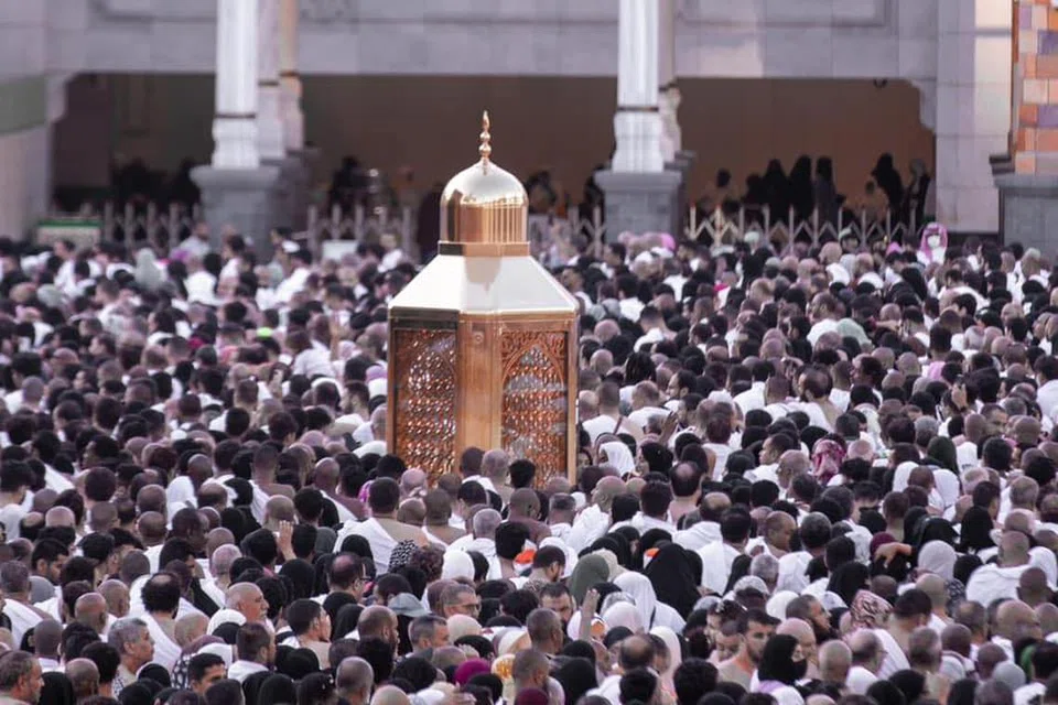 TINGKAT KHIDMAT: Kementerian Haji dan Umrah Arab Saudi mula menerima permohonan dari syarikat-syarikat swasta yang ingin mendapatkan lesen untuk menyediakan khidmat kepada jemaah asing. Langkah tersebut bertujuan untuk mempertingkatkan pengalaman menyeluruh bagi anggota jemaah asing yang menunaikan ibadah haji dan umrah di sana.