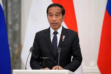 PERTEMUAN BERSEMUKA: Presiden Joko Widodo (atas) dijadualkan bertemu Presiden Xi Jinping bagi "bertukar-tukar pandangan secara mendalam dengan menumpukan perhatian kepada soal perhubungan dua hala dan isu-isu utama perhubungan antarabangsa". - Foto-foto AFP