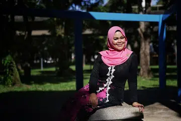ORANG MUDA JIWA LAMA: Imma Pink yang anggun berkebaya temui keserasian dalam menyanyikan lagu era P. Ramlee dan Saloma, lantas mengorak langkah merakam lagu pertamanya, 'Bayangan Asmara', yang dicipta pemuzik mapan, Addy Cradle. - Foto BM oleh KEVIN LIM