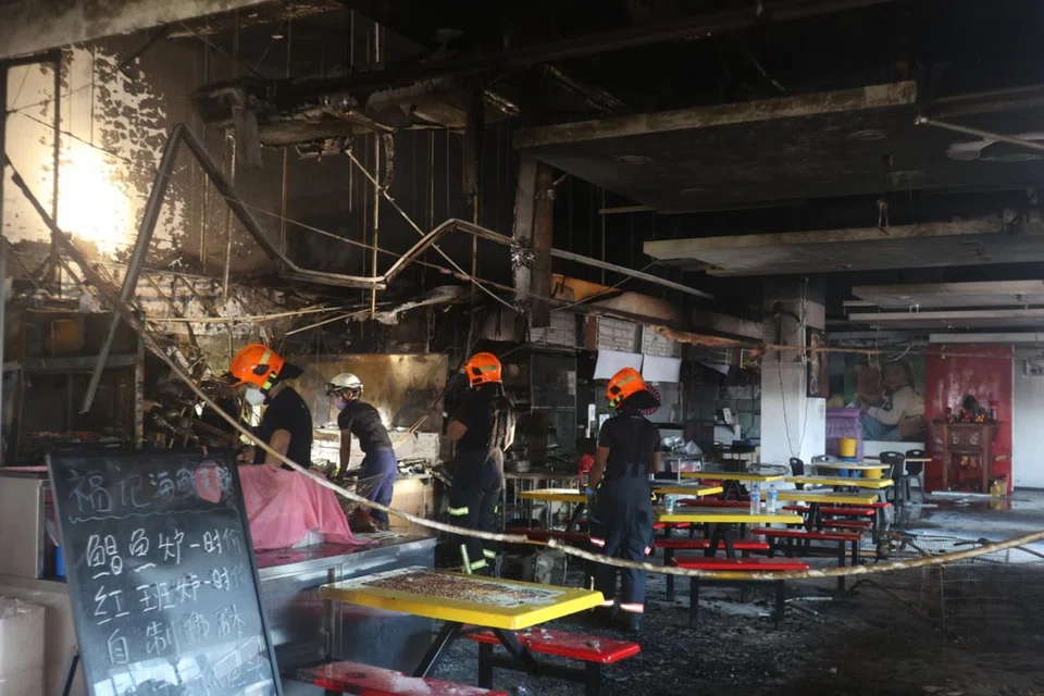 BERJAYA DIPADAMKAN: Kebakaran di kedai kopi di Kim Keat Avenue berlaku pada Jumaat malam dan berjaya dipadamkan tidak lama kemudian oleh SCDF.