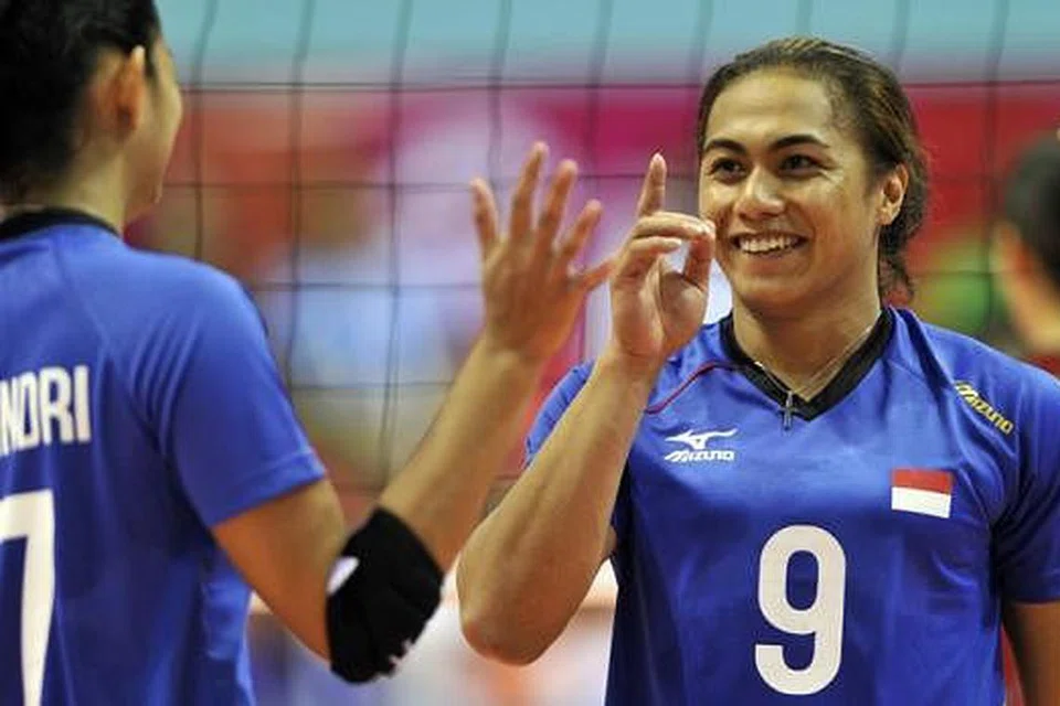 TENGKARAH JANTINA: Filipina mengemukakan permohonan agar ujian dijalankan demi memastikan jantina pemain bola tampar pasukan wanita Indonesia, Aprilia Santini Manganang (kanan). Malah, pemain itu diejek sepanjang perlawanan dengan Filipina tetapi pengurus pasukan Indonesia menyifatkan dakwaan itu sebagai mengarut. - Foto REUTERS