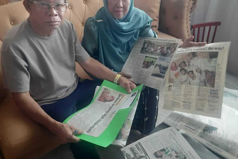 Cik Hasnah Masop, 67 tahun, meneliti keratan lama Berita Harian bersama suaminya, Encik Mawi Ismail, 70 tahun. Wajah Cik Hasnah pernah tersiar di akhbar Berita Harian semasa sambutan Tahun Baru Cina dan Hari Raya, yang menjadikannya satu kenangan istimewa dalam hatinya. 