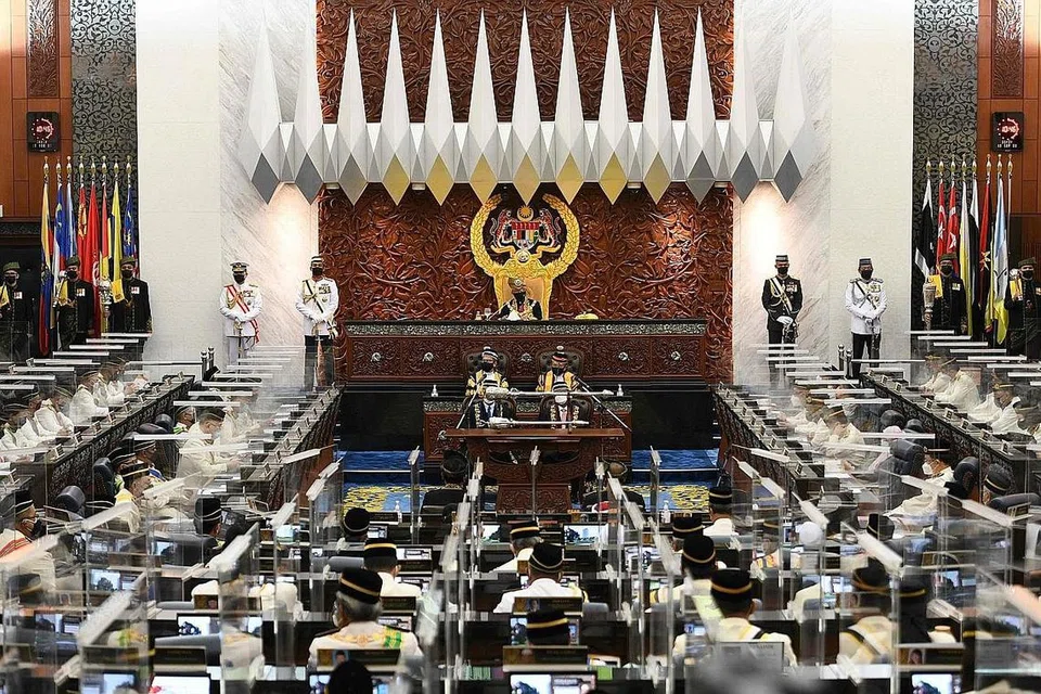 LANGKAH ELAK LOMPAT PARTI: Yang di-Pertuan Agong, Sultan Abdullah Sultan Ahmad Shah, membaca dokumen semasa istiadat perasmian persidangan parlimen ke-14 di Kuala Lumpur September tahun lalu. Draf baru Rang Undang-Undang (RUU) Anti Lompat Parti dijangka dibentangkan dalam mesyuarat kedua penggal kelima parlimen itu yang bermula kelmarin. - Foo fail