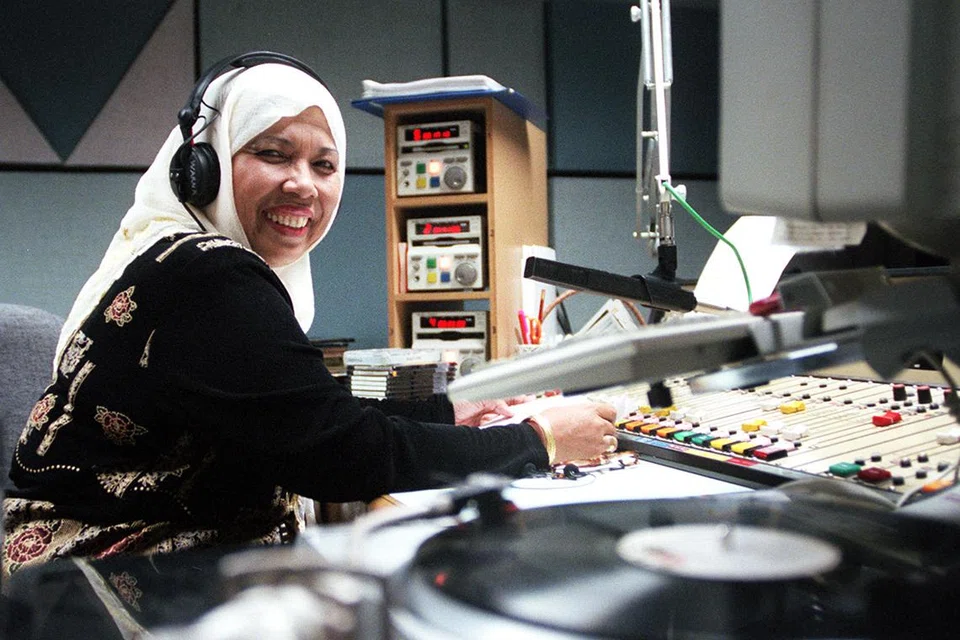 Siti Aminah Siregar semasa bertugas sebagai deejay radio Warna 942. Gambar dirakam hampir 30 tahun lalu iaitu pada 1997.