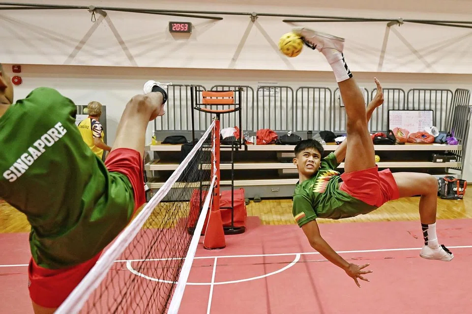 Pemain takraw Singapura, Muhammad Althaqif Muhammad Taufiq, 16 tahun (kanan), menghargai pengalaman berlatih dan bermain bersama pemain yang lebih berpengalaman daripadanya, dan akui bahawa beliau telah banyak belajar daripada mereka. 