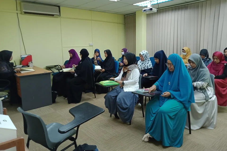 Kelas Kempen Celik Al-Quran (KCQ) kendalian Pergeraq bersama Ustazah Kemala Pagista (duduk menghadap peserta) diadakan dua kali sebulan. 