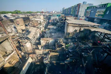 Gambar merakam harta benda yang rosak selepas kebakaran yang memusnahkan ratusan rumah di kawasan padat penduduk di Manggarai, Jakarta pada 13 Ogos. Pada 8 November pula, rumah-rumah musnah akibat kebakaran yang melanda Desa Papanggo, Kecamatan Tanjung Priok, Jakarta Utara.